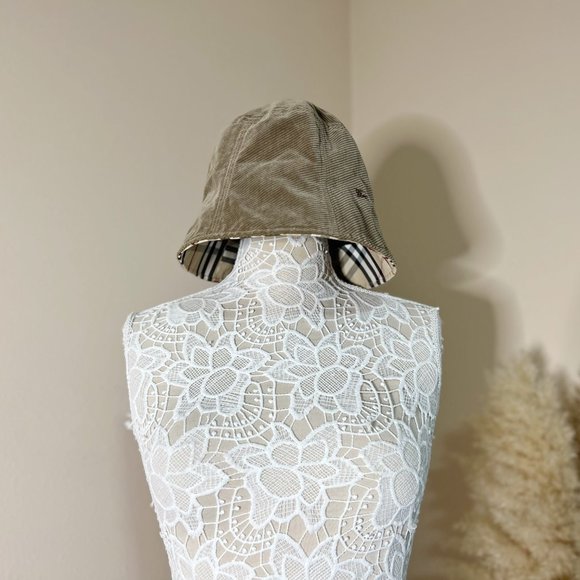 Burberry hat - Picture 1 of 16